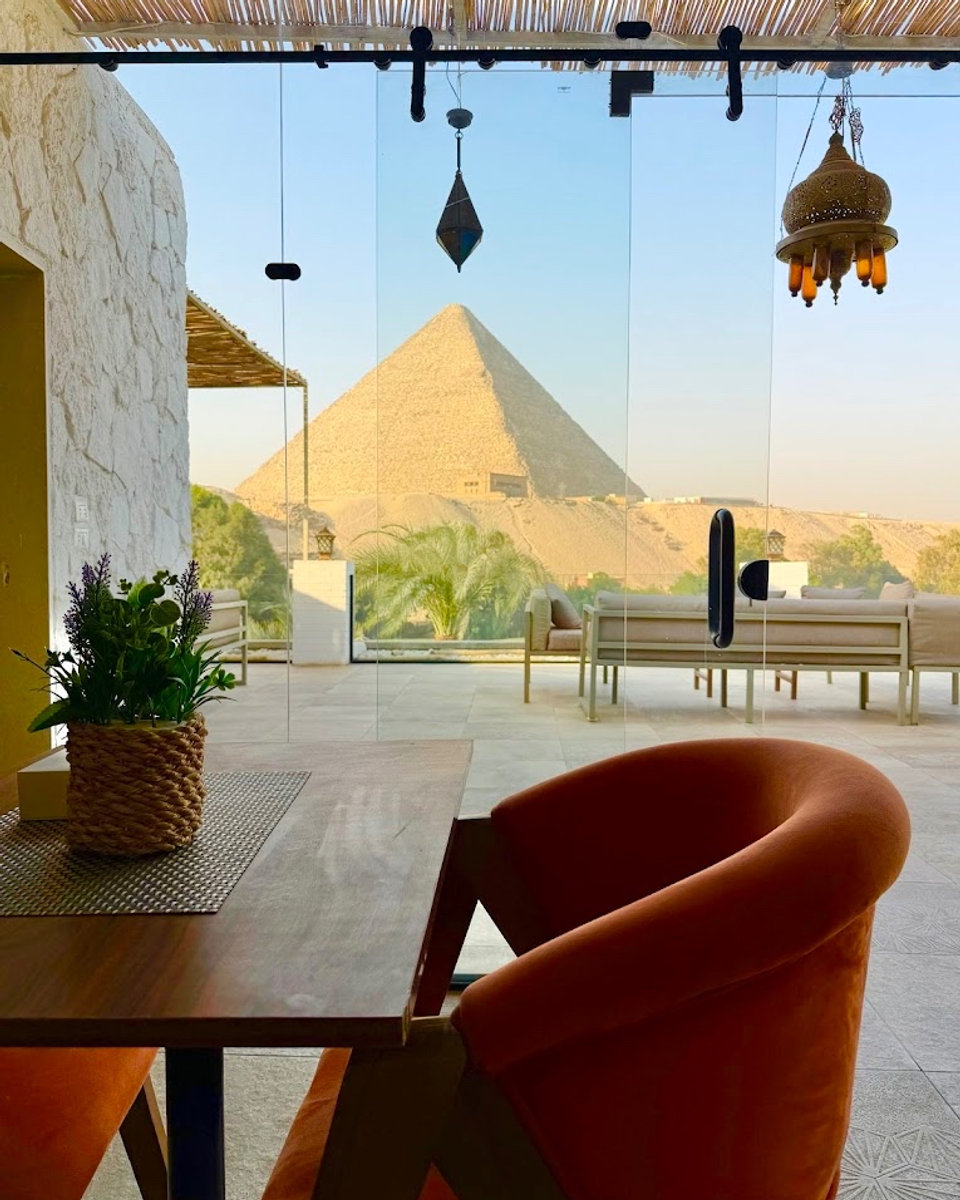 Beit Khufu – Lobby The hotel lounge opening onto a view of the Great Pyramid